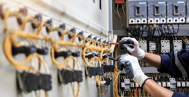 Professional Electrician technician working in Choctaw Lake, OH